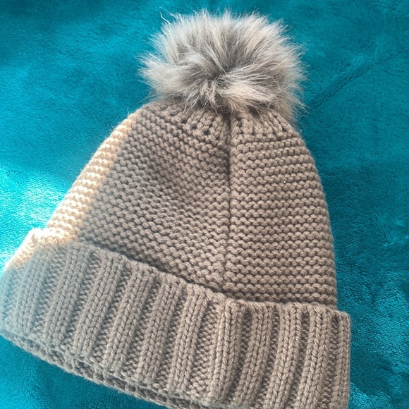 Never worn- UGG beanie - Picture 2 of 4